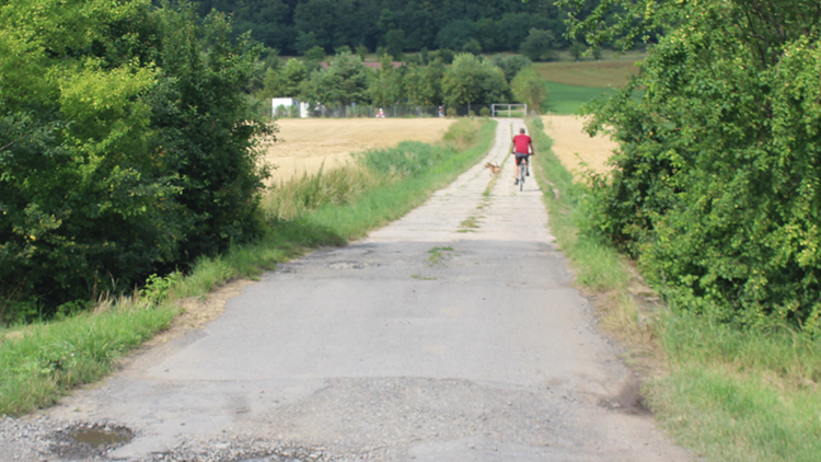 Lidé ze Služína:  Na výmolech si ničíme auta!