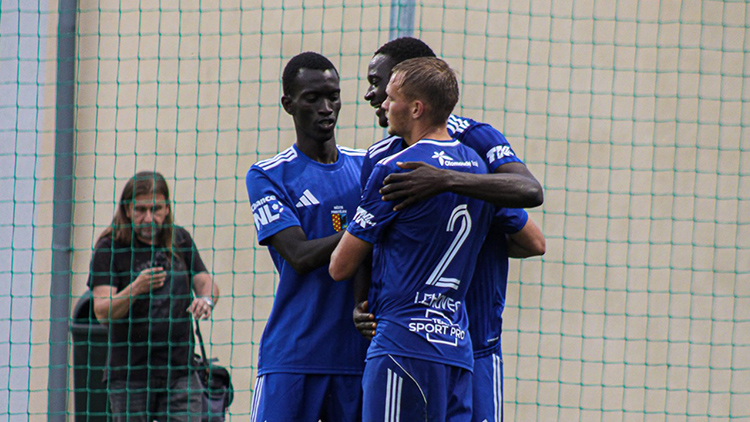 Domácí premiéra ve znamení trojek