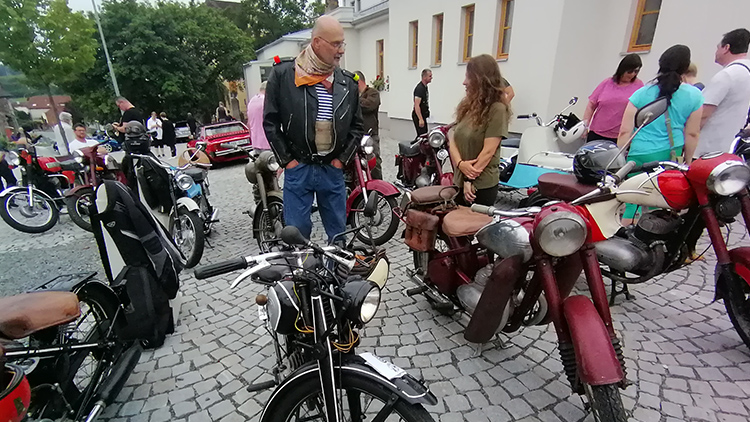AKTUALIZOVÁNO: Konici zaplnily auto a moto veterány