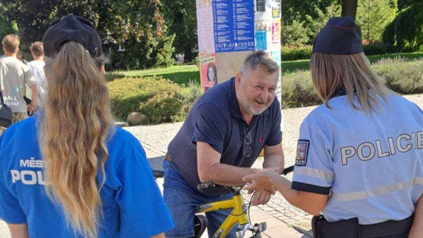 Strážníci se zaměřili na cyklisty. Kontrolovali i starostu Držovic!