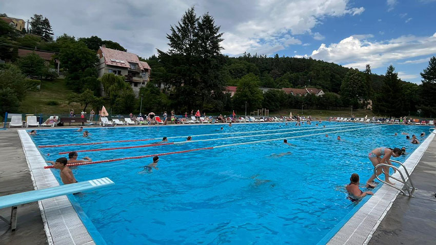 Letos na koupaliště ve Stražisku přišlo i přes 800 lidí za den
