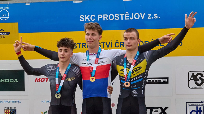 Tomáš Vrána (uprostřed) a Albert Rauschert (vpravo). Foto: archiv Michala Mráčka Prostějovské mládí uspělo na domácím MČR