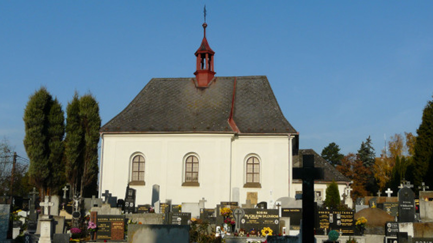 Pustili se do hřbitova