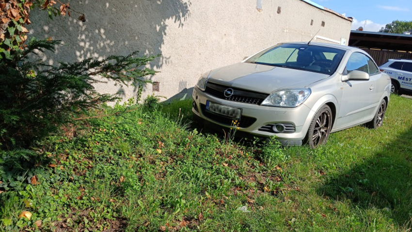 Řidiči v Prostějově parkují i na trávě