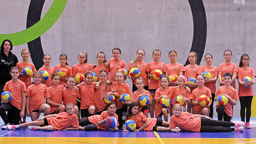 HODNOCENÍ PŘÍPRAVKY: Dva hlavní úkoly – přivádět co nejvíc  děvčat a učit je správné základy volejbalu – se daří naplňovat výborně