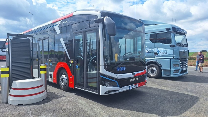 První veřejná dobíjecí stanice pro náklaďáky a autobusy je u Mořic