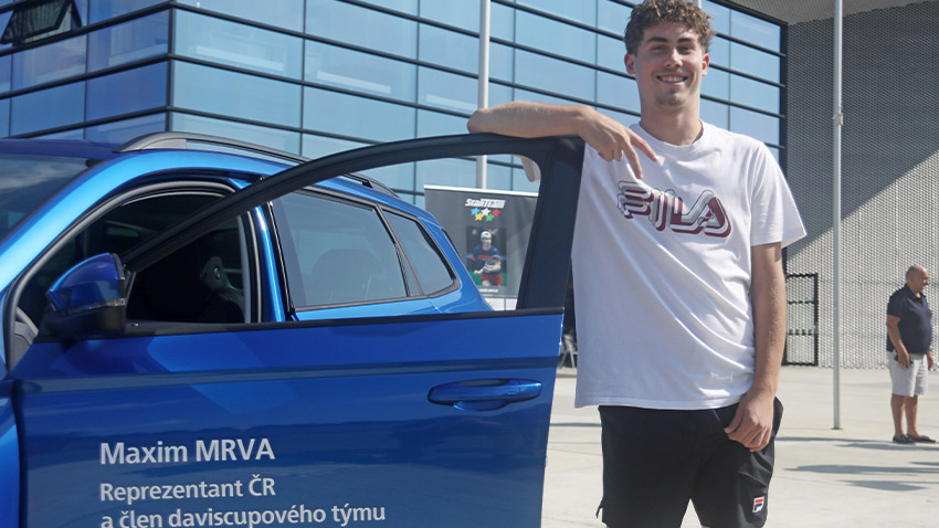Maxim Mrva se svým novým modrým krasavcem. Foto: Radek Váňa Maxim Mrva: „Mám teď mega cíl posunout se světovým žebříčkem  tak nahoru, abych v lednu mohl hrát kvalifikaci Australian Open“