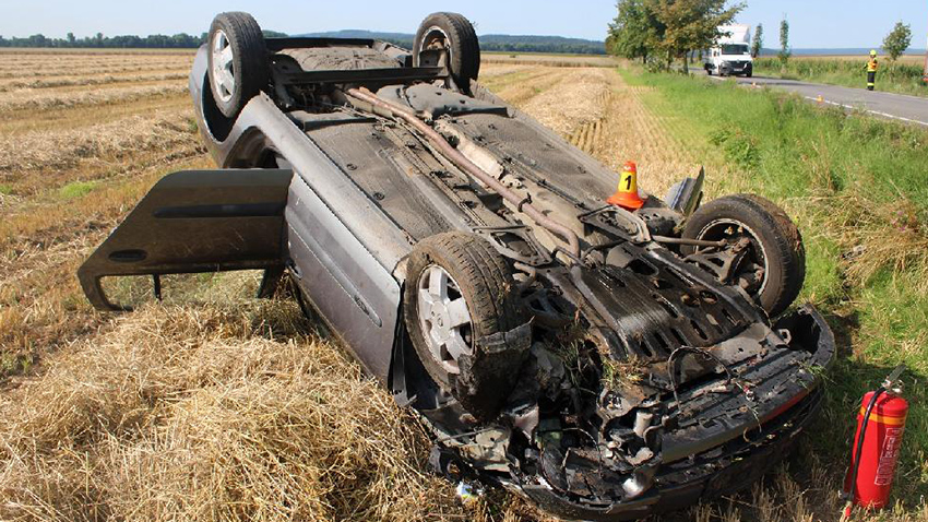 Trefil strom a skončil na střeše