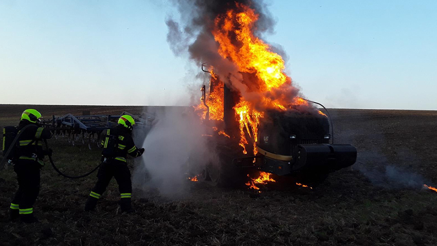 Na Prostějovsku shořel traktor