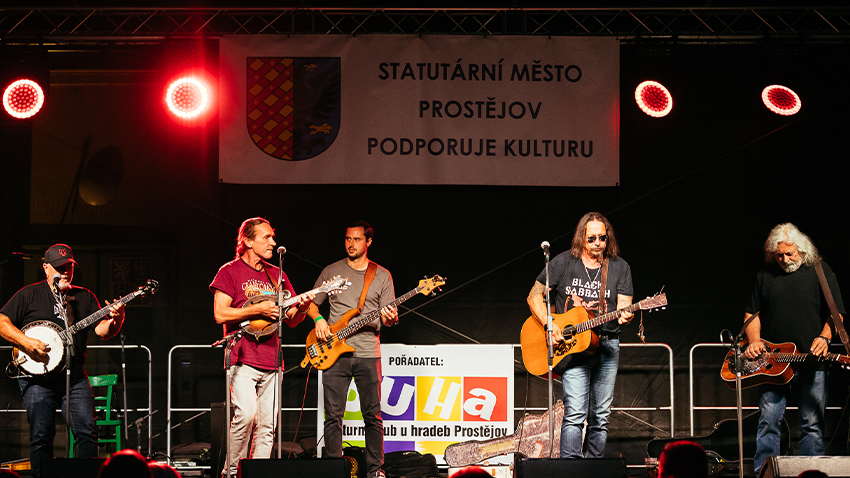 ProFest opět přilákal do zámku milovníky country. Foto: Kristýna Bohatová ProFest rozezněl zámecké nádvoří