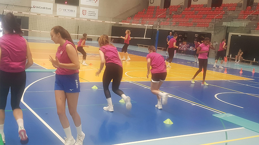 Jak vypadal první trénink volejbalistek vékáčka?