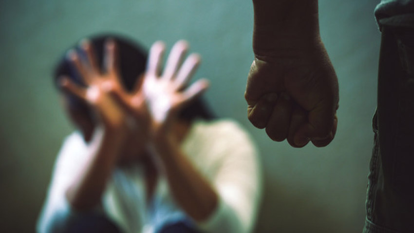 Ženu zmlátil kvůli penězům a dětem