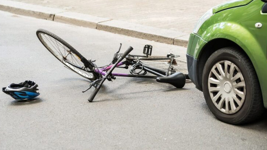 Cyklista napálil do auta