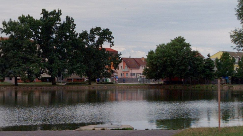 Opilý ležel u rybníka