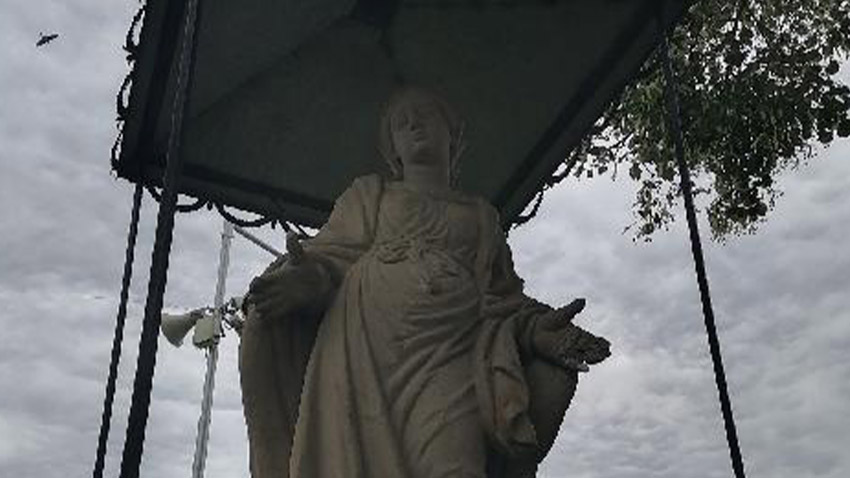 Svatá stojí v dědině