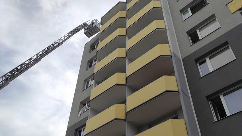 Požár v paneláku poslal do nemocnice sedm lidí