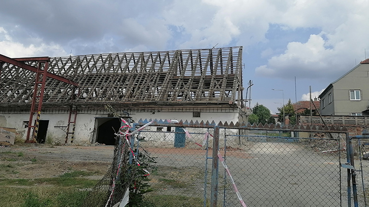 Obří areál STS v Konici jde k zemi