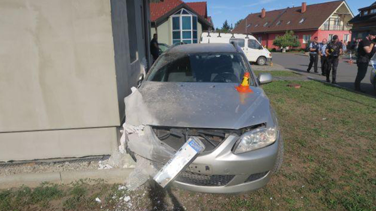 Pil, řídil a naboural do domu