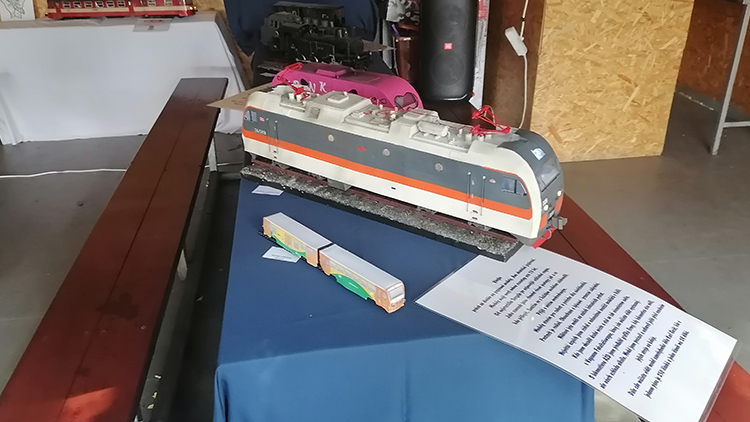 foto: Kristýna Bohatová  V depu parkovaly papírové lokomotivy