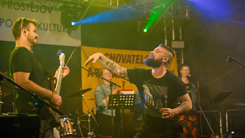 Muzikanti jsou také skvělí showmani. Foto: Zdeněk Vystavěl Prázdninový program zámku ukončil Muzikus