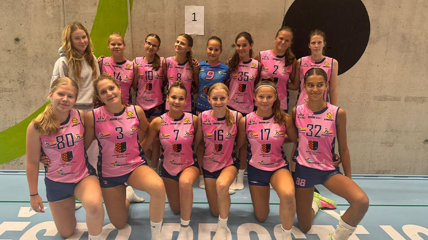 Volejbalové starší žákyně VK Prostějov po přípravném triumfu na domácím turnaji. Foto: archiv Solange Soares Starším žákyním VK se v přípravě daří, vyhrály turnaje