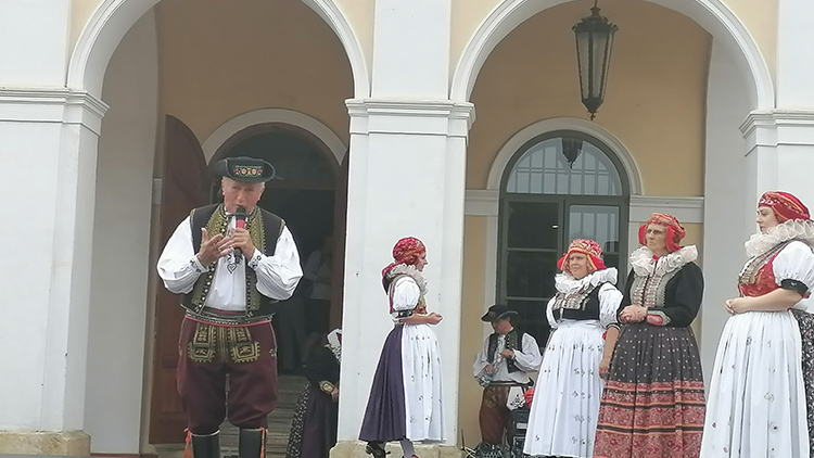 Foto:  Kristýna Bohatová Zámecké hody nabídly folklór, prohlídky i veterány