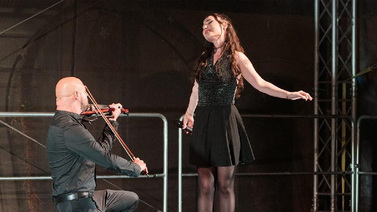 Zámecké nádvoří rozezněl houslový virtuos