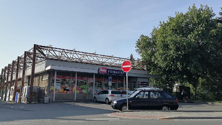 Dřevotřísková hrůza zmizela. Z nádstavby zbylo torzo