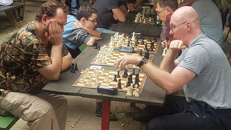 Foto: Marek Sonnevend Šachové loučení s prázdninami oddílu Rošáda Prostějov  vyhrál u Abrahámka opět favorizovaný Roman Závůrka