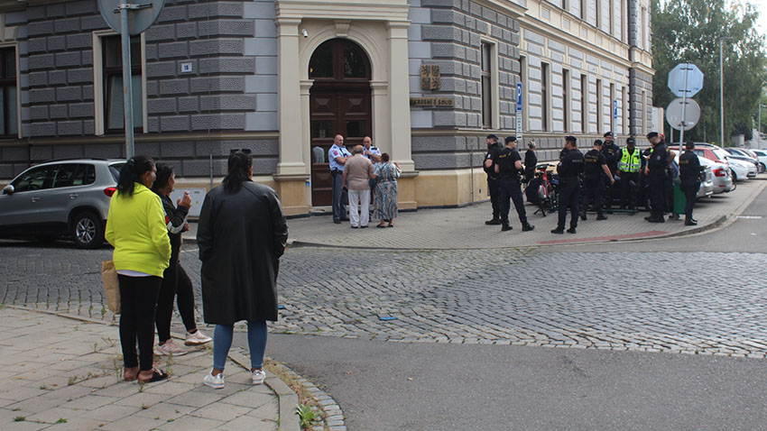 Policejní manévry u soudu. Olaši dorazili ve velkém