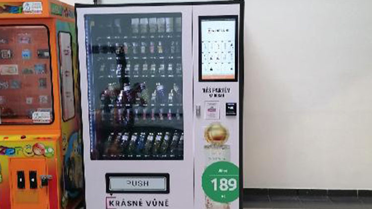 Foto: Kristýna Bohatová Voňavkomat v Arkádě nabízí parfémy