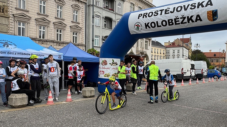 Po náměstí se na koloběžkách proháněly přes dvě stovky dětí i dospělých