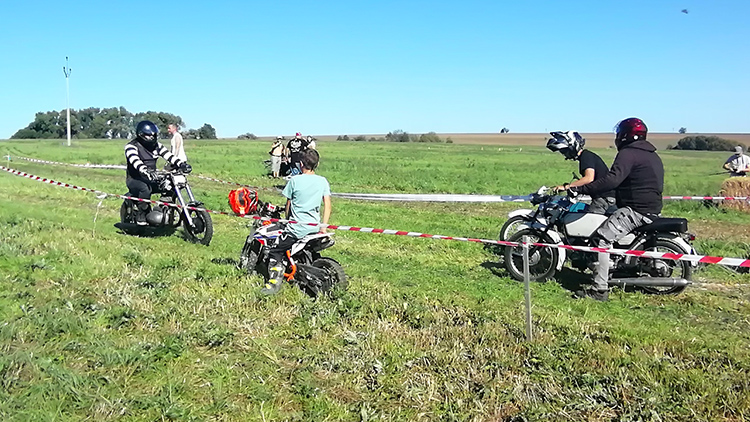 Po polích u Hradčan hřměly závodní stroje