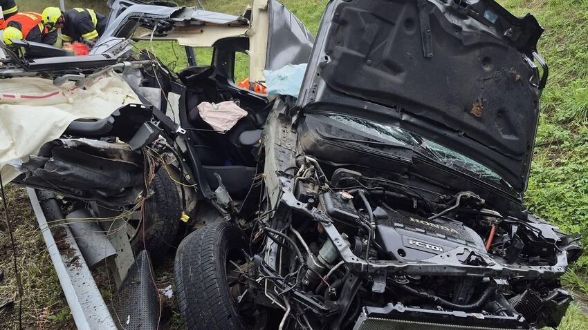 Auto se zřítilo z dálničního mostu, řidič nepřežil