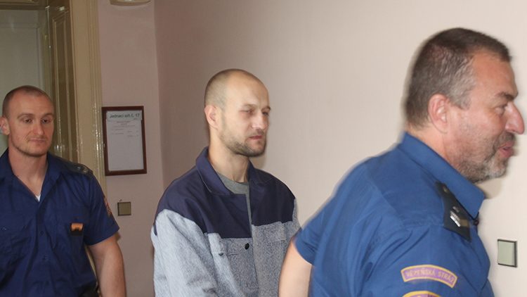 Vloupal se do kanclu, ukradl i papuče a ani po sobě nespláchl