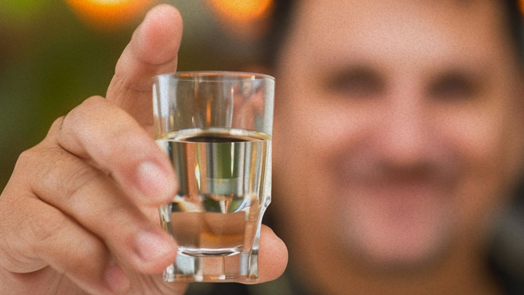 Učitelé se místo učení zamkli v kabinetu s lahvemi