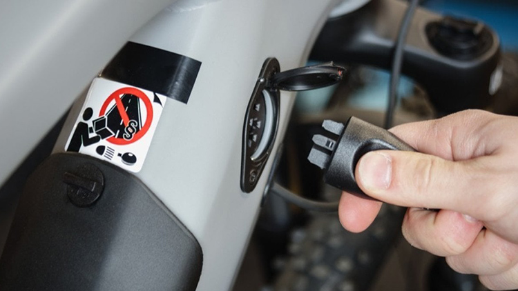 Poškozenou baterii elektrokola a elektrokoloběžky nenabíjejte