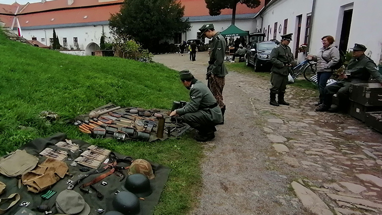 AKTUALIZOVÁNO: Plumlovský zámek obsadila vojska
