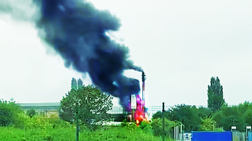 Požár ve spalovně poslal do nemocnice dva lidi