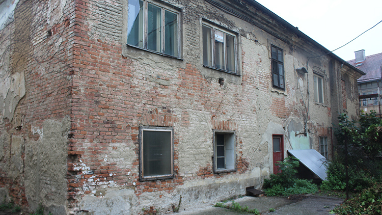 Foto: Martin Zaoral AKTUALIZOVÁNO: Z totálně zchátralé Bratrské školy má být bytovka