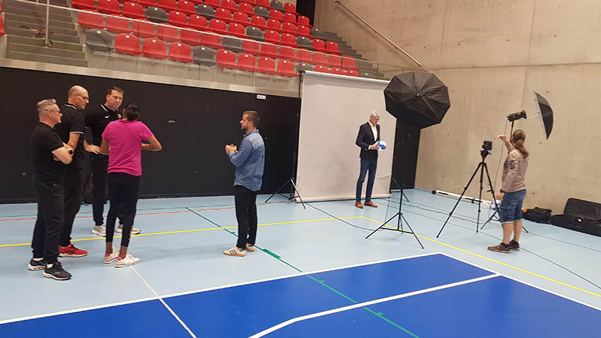 Jako první šel při focení na řadu Miroslav Čada. Foto: Marek Sonnevend Ženy vékáčka už mají za sebou týmové focení