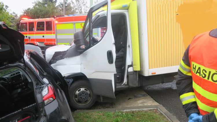 Foto: Policie ČR Náklaďák nedal přednost a prásk!
