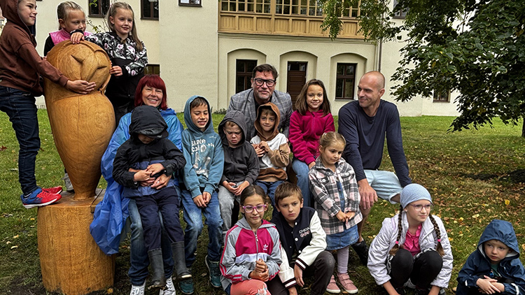 Foto: Facebook  U knihovny najdete krásnou  lavičku se sovičkou Rozárkou