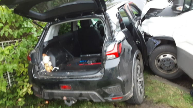 Foto: HZS Olomouckého kraje  Dodávka nahrnula osobák do plotu