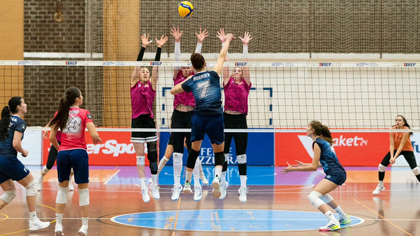 V semifinále na turnaji v Záhřebu prostějovské volejbalistky (v růžovém) podlehly domácímu Dinamu těsně 2:3. Foto: Facebook Na turnaji v Záhřebu skončily Hanačky až čtvrté