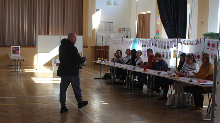 V kostelecké sokolovně  voliči vystřídali školáky  