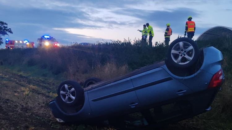 Řidičku z auta tahali  ČTYŘI CHLAPI