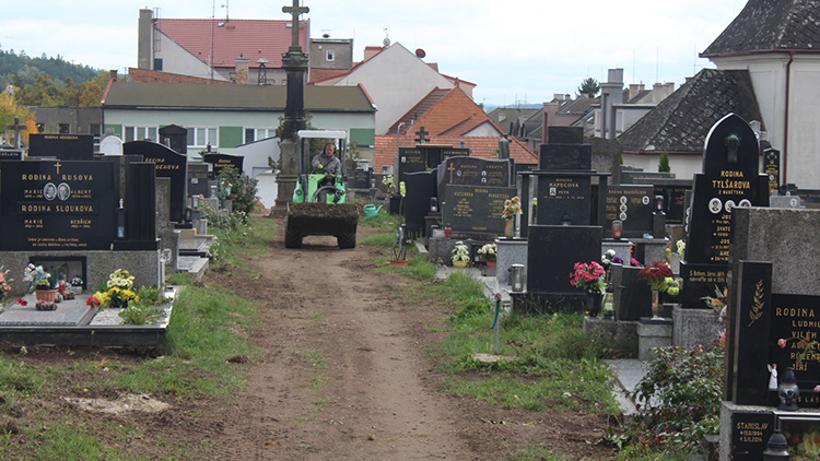 Hřbitov, nebo staveniště? Před Dušičkami se řeší problém