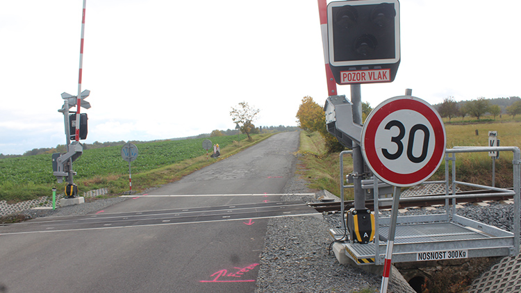 Přejezd mezi Konicí  a Křemencem ničil auta