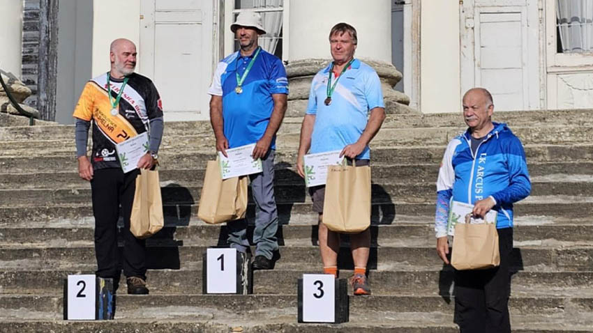 Na terénním MČR 2025 získal prostějovský senior Zdeněk Zapletal (druhý zprava) bronz. Foto: Facebook Lukostřelcům skončila letní sezóna bronzem z terénního MČR